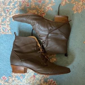 Vintage brown Peter Fox granny boots size 8.5. See photos for wear.